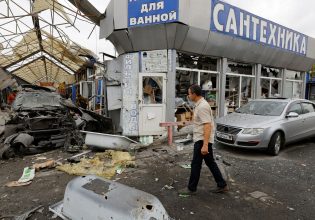 Ουκρανία: Τρεις γυναίκες σκοτώθηκαν σε ρωσικό βομβαρδισμό στο Ντονέτσκ – Στους 58 οι νεκροί στην Πολτάβα