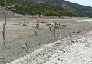 Ξηρασία: Αποκαλύφθηκε βυθισμένος οικισμός στην τεχνητή λίμνη του Πουρναρίου στην Άρτα