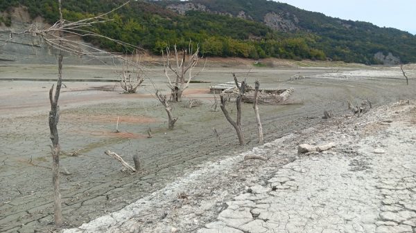 Ξηρασία: Αποκαλύφθηκε βυθισμένος οικισμός στην τεχνητή λίμνη του Πουρναρίου στην Άρτα