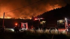 Πύρινος εφιάλτης στο Ξυλόκαστρο – Στα πρώτα σπίτια έφτασαν οι φλόγες – Εκκενώθηκαν πέντε χώρια