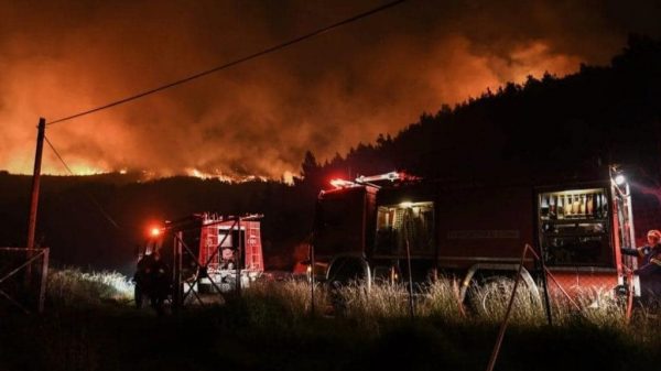 Πύρινος εφιάλτης στο Ξυλόκαστρο – Στα πρώτα σπίτια έφτασαν οι φλόγες – Εκκενώθηκαν 4 χώρια