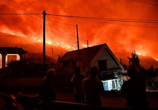 Φωτιά στην Κορινθία – Ολονύχτια μάχη με τις φλόγες, έκλεισε η εθνική οδός, κάηκαν σπίτια