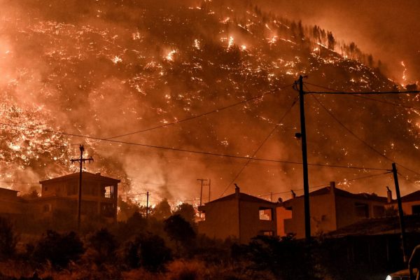 Φωτιά στην Κορινθία – Ολονύχτια μάχη με τις φλόγες, έκλεισε η εθνική οδός, κάηκαν σπίτια