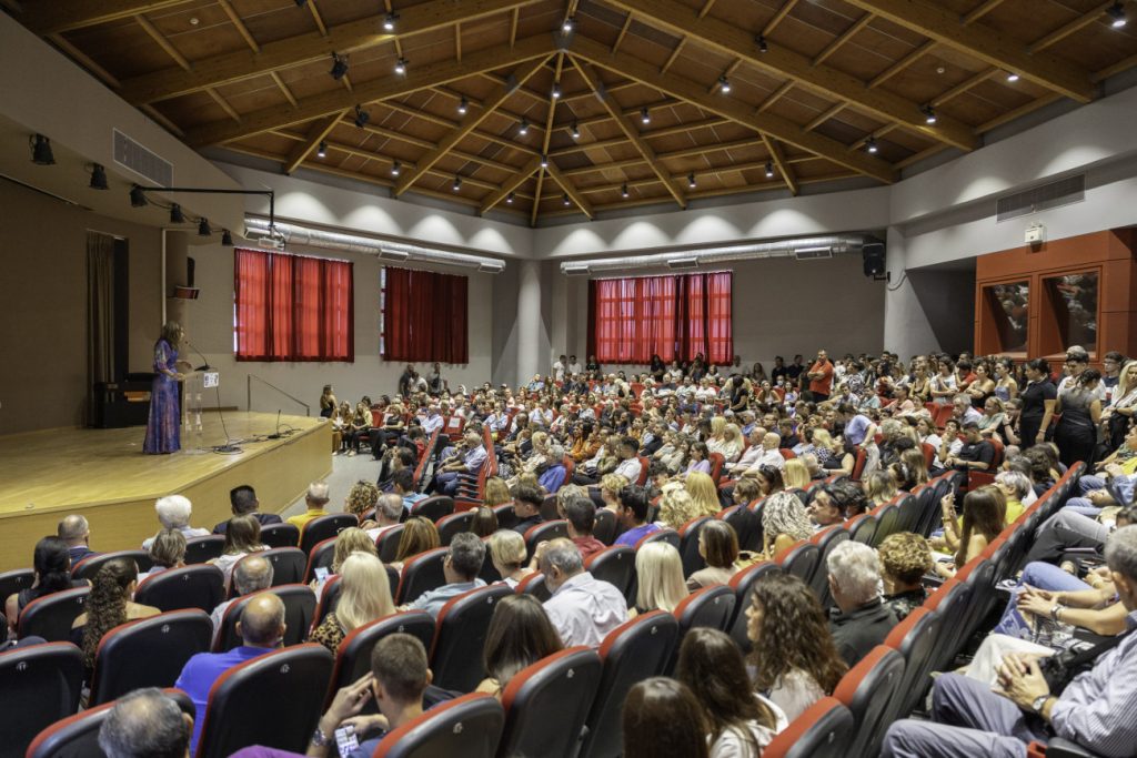 Τελετή βράβευσης μαθητών από σχολεία του Δήμου Πειραιά που πέτυχαν την εισαγωγή τους στην τριτοβάθμια εκπαίδευση