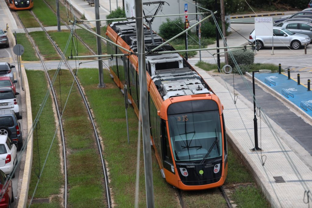 Πεζός παρασύρθηκε από τραμ στη Γλυφάδα