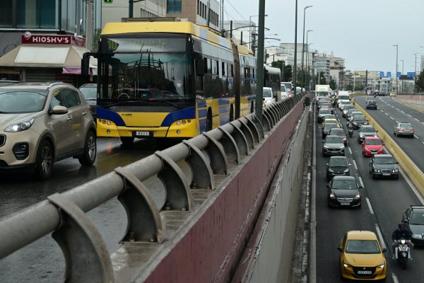 Στο «κόκκινο» ο Κηφισός, προβλήματα από την κίνηση στο κέντρο της Αθήνας