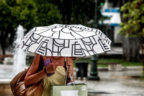 Καιρός: Νέο έκτακτο δελτίο – Πτώση της θερμοκρασίας και καταιγίδες από την Κυριακή