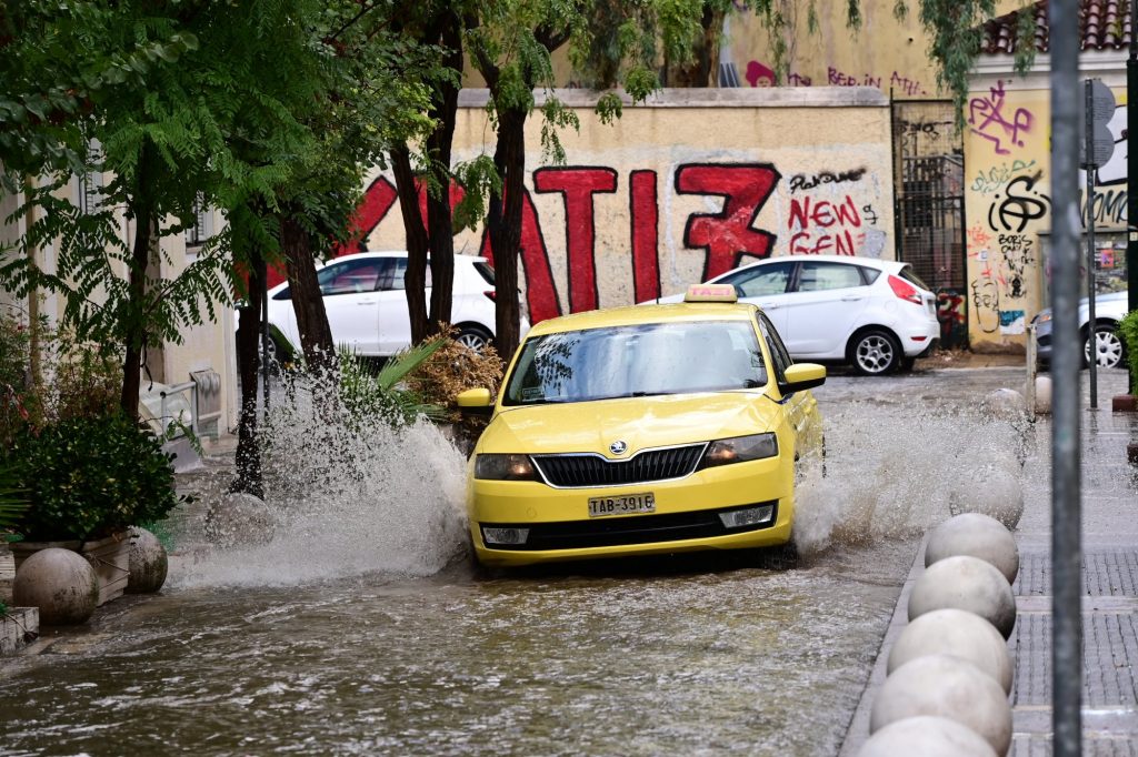 Πυρά Δούκα σε Μητσοτάκη για τα αντιπλημμυρικά μετά τα ποτάμια σε Κολωνάκι και Κυψέλη