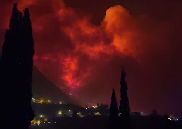 Φωτιά στο Ξυλόκαστρο – Οι καπνοί έφτασαν στην Κόρινθο – Μήνυμα από το 112