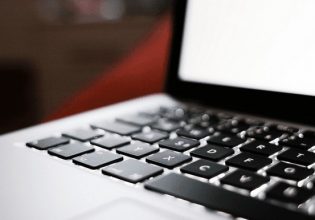 Έκλεψαν ανενόχλητοι 30 laptop από το υπουργείο Κοινωνικής Συνοχής