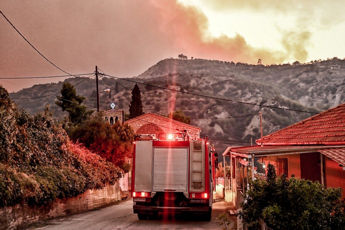 Φωτιά στο Ξυλόκαστρο – Κλειστά και αύριο Τρίτη όλα τα σχολεία του Δήμου