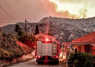 Φωτιά στο Ξυλόκαστρο – Κλειστά και αύριο Τρίτη όλα τα σχολεία του Δήμου