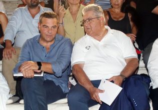 Ηρώδειο: Δίπλα δίπλα έκατσαν ο Αλέξης Τσίπρας και ο Δημήτρης Κουτσούμπας στην παράσταση «Ορέστεια» του Αισχύλου