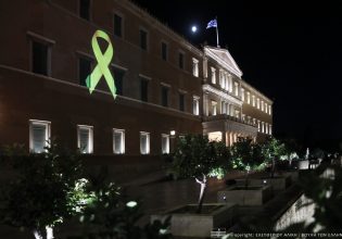 Με το σύμβολο της μάχης κατά του καρκίνου σε παιδιά και εφήβους φωταγωγήθηκε το κτίριο της Βουλής