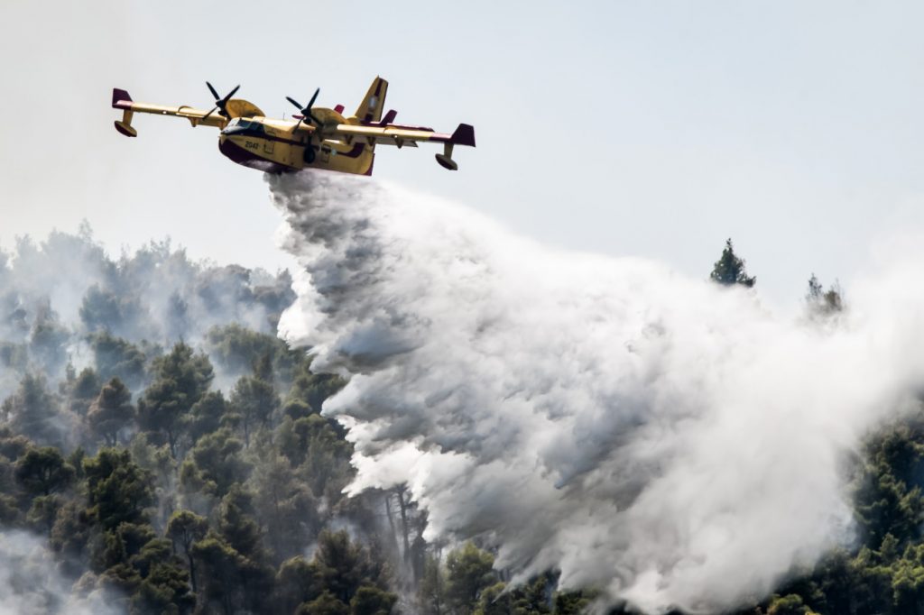 Φωτιά στο Ξυλόκαστρο – Επιχειρούν 7 αεροσκάφη και 3 ελικόπτερα