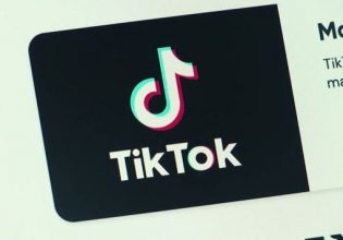 TikTok: Τα επικίνδυνα trends – Αλείφουν με σκόρδο το πρόσωπό τους για την ακμή