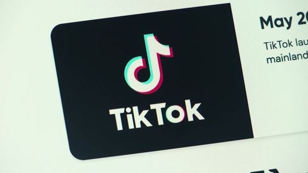 TikTok: Τα επικίνδυνα trends – Αλείφουν με σκόρδο το πρόσωπό τους για την ακμή