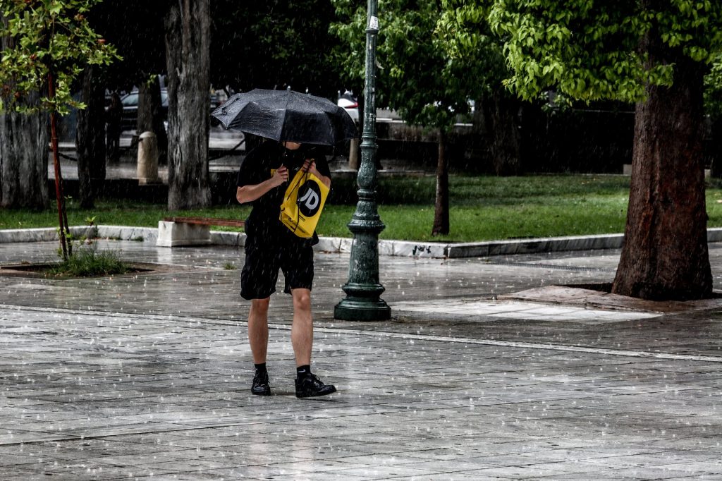 Καιρός: Το φθινόπωρο (για λίγο) είναι εδώ – Πού θα πέσουν βροχές και καταιγίδες τις επόμενες ημέρες