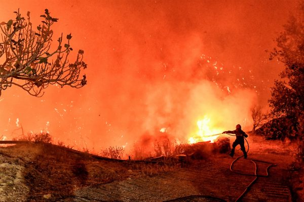 Φωτιά στο Ξυλόκαστρο: Ήχησε ξανά το 112 για εκκένωση περιοχών στην Κορινθία