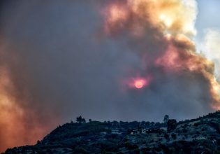 Μαίνεται το πύρινο μέτωπο στο Ξυλόκαστρο – Νέο μήνυμα 112 για τις περιοχές Χελυδόρεο και Ζάχολη