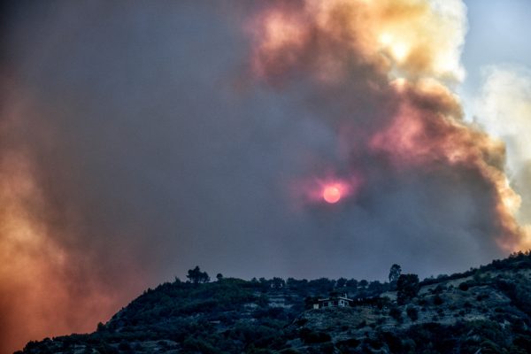 Μαίνεται το πύρινο μέτωπο στο Ξυλόκαστρο – Νέο μήνυμα 112 για τις περιοχές Χελυδόρεο και Ζάχολη