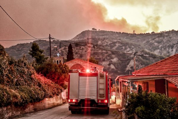 Φωτιά στο Ξυλόκαστρο: Χάρτες δείχνουν τη ραγδαία εξάπλωση της πυρκαγιάς