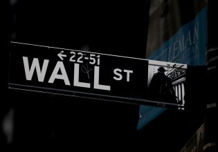 Νέα βουτιά για τη Wall Street, αυξάνονται οι ανησυχίες για την οικονομία