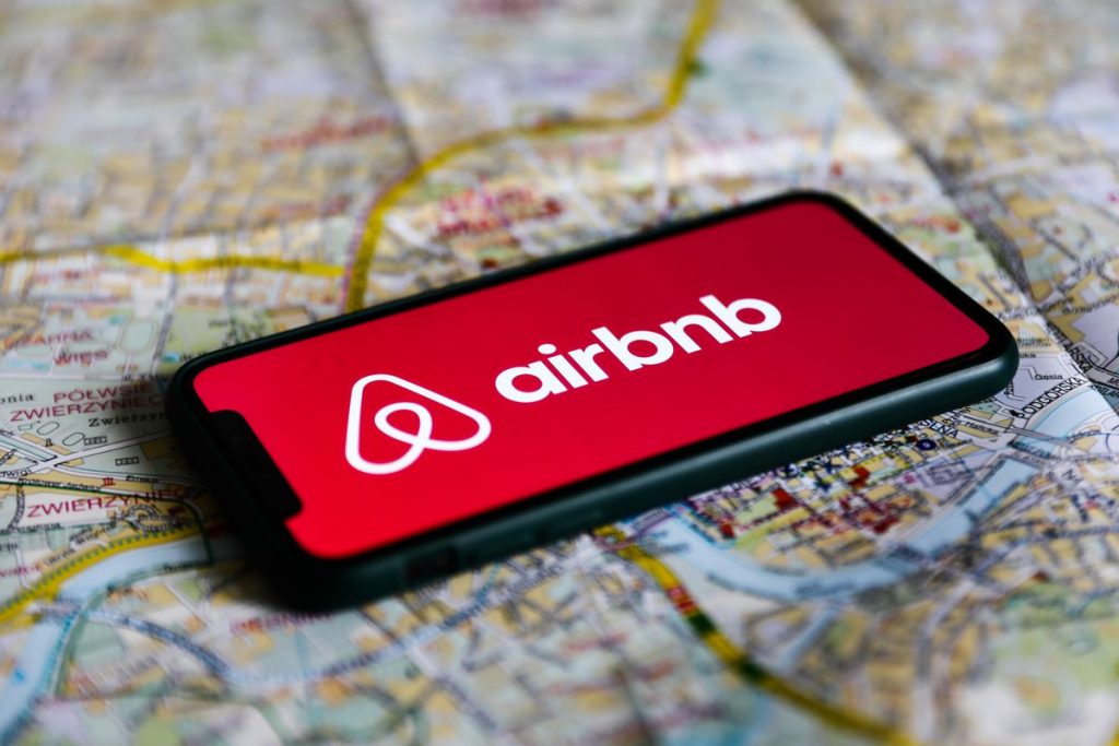 Νέες ρυθμίσεις για το Airbnb στην Αθήνα – Πού «παγώνουν» οι άδειες