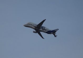 Airbus Beluga: Το πιο περίεργο αεροπλάνο στον κόσμο προσγειώθηκε στην Αγγλία