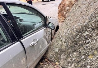 Προβλήματα στην Καλαμπάκα από την κακοκαιρία – Βράχος έπεσε πάνω σε Ι.Χ.