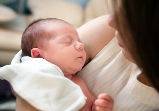 Δημογραφικό: Πενταπλασιάστηκαν σε τριάντα χρόνια οι γεννήσεις από γυναίκες 40 ετών και άνω