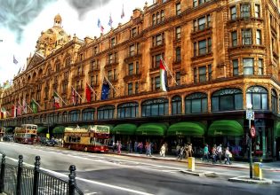 Βρετανία: Δεκάδες υπάλληλοι του Harrods καταγγέλλουν ότι βιάστηκαν από τον Μοχάμεντ αλ Φαγέντ