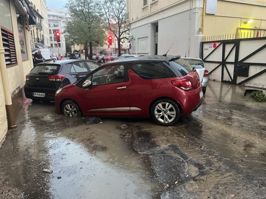 Γαλλία: Πλημμύρες στις Κάννες, παρασύρθηκαν αυτοκίνητα – Πιθανή νέα καταιγίδα