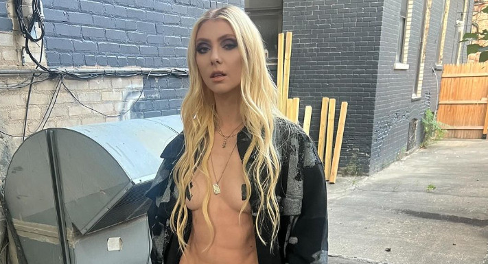 Η Taylor Momsen κάνει μια καυτή topless εμφάνιση στο κόκκινο χαλί