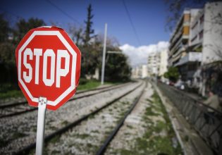 Μενίδι: Βίντεο δείχνει τρένο να περνά από διάβαση χωρίς να έχουν κατέβει οι μπάρες