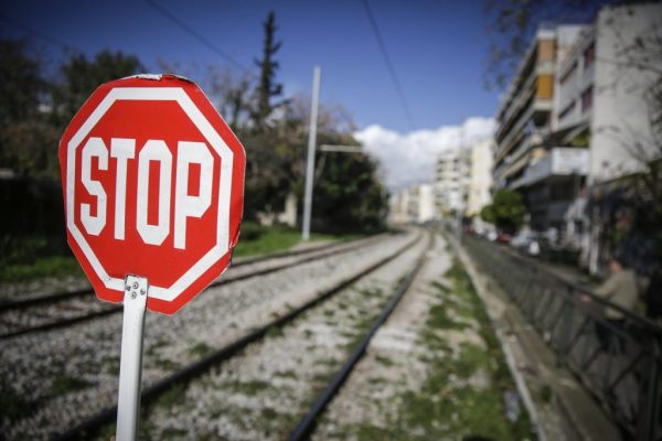 Μενίδι: Βίντεο δείχνει τρένο να περνά από διάβαση χωρίς να έχουν κατέβει οι μπάρες