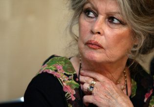 H Brigitte Bardot κατακεραυνώνει την οικογένεια του Alain Delon: «Ήταν φυλακισμένος στο ίδιο του το σπίτι»