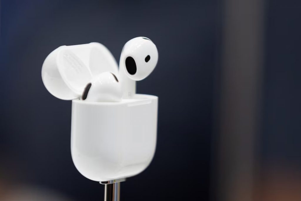 Apple AirPods: Αναβάθμιση λογισμικού τα μετατρέπει σε ακουστικά βαρηκοΐας