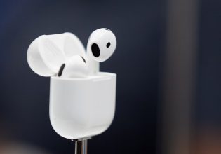 Apple AirPods: Αναβάθμιση λογισμικού τα μετατρέπει σε ακουστικά βαρηκοΐας