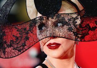 Lady Gaga: Έκλεψε την παράσταση στo κόκκινο χαλί της Βενετίας με ένα επιβλητικό headpiece