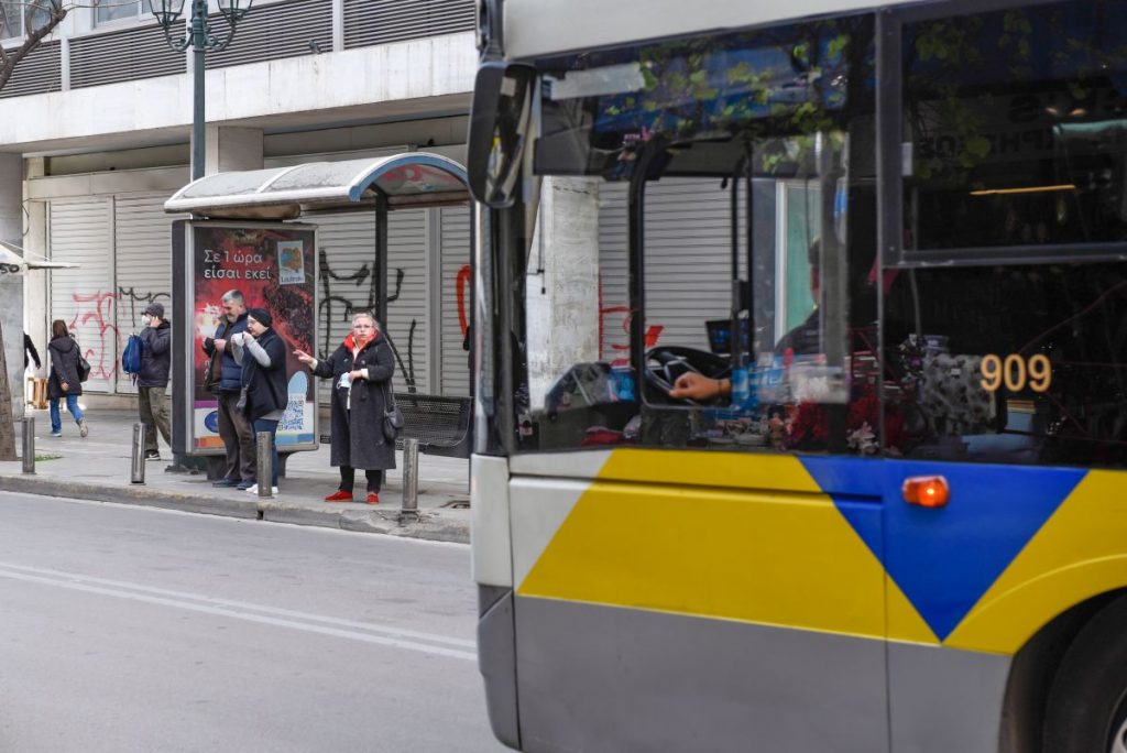 Θεσσαλονίκη: Αστικό λεωφορείο παρέσυρε πεζό – Τραυματίστηκαν επιβάτες