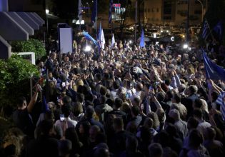 Και α και ου, ελάτε στο street party της ΝΔ, ο Stefanos ετοιμάζεται για να κατέβει μα ο Σπίρτζης στη γωνιά παραμονεύει