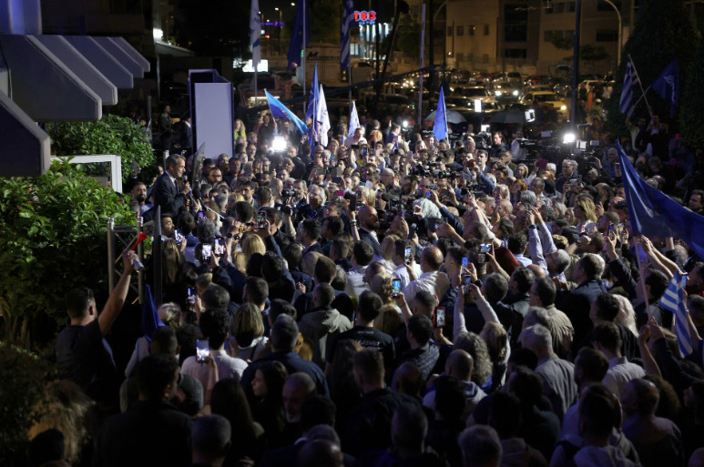 Και α και ου, ελάτε στο street party της ΝΔ, ο Stefanos ετοιμάζεται για να κατέβει μα ο Σπίρτζης στη γωνιά παραμονεύει