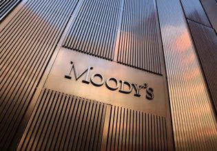 Moody’s: Κράτησε μια… ανάσα από την επενδυτική βαθμίδα την ελληνική οικονομία –  Τι βελτιώσεις ζητά