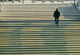 Καλές οι διεργασίες στο παρασκήνιο, αλλά να υπάρχει ακόμη το κοινό όταν οι πρωταγωνιστές βγουν στη σκηνή