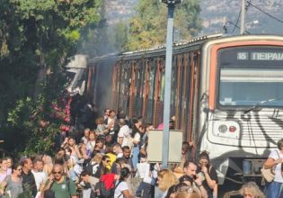 ΣΥΡΙΖΑ: Με το δόγμα της εκκένωσης, επιβάτες του ΗΣΑΠ εξήλθαν από τα παράθυρα και περπάτησαν στις ράγες για να σωθούν