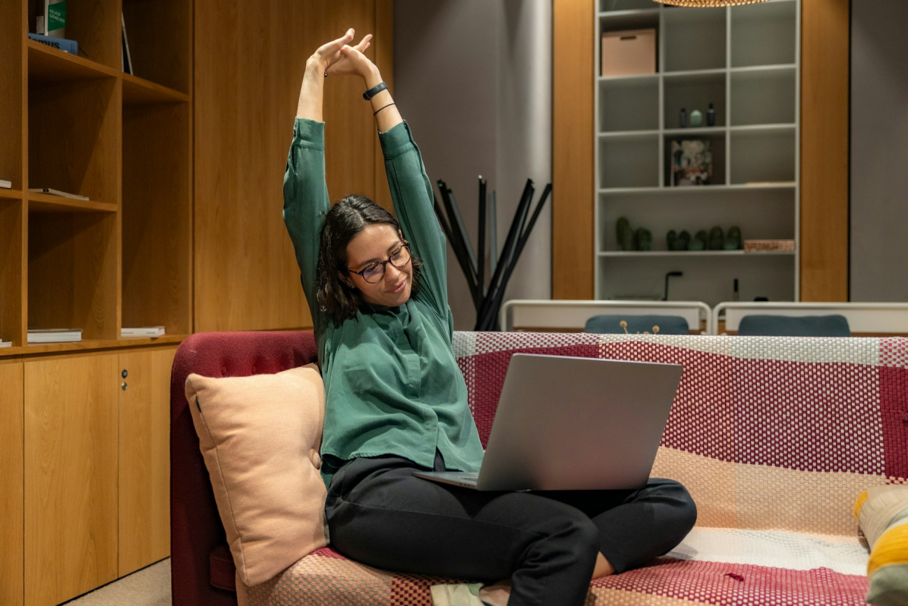 Chair yoga: Η άσκηση που μας δίνει ζωή με μια κίνηση