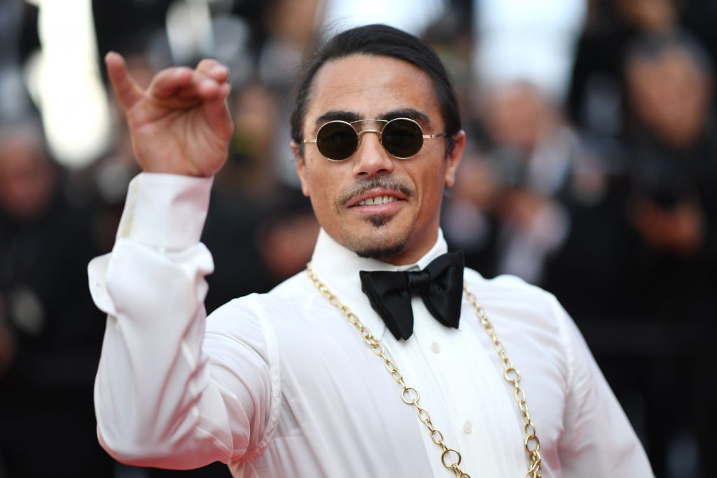 Salt Bae: Πόσταρε λογαριασμό πελάτη από εστιατόριό του και οι τιμές ζαλίζουν και εξοργίζουν