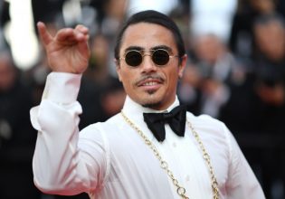 Salt Bae: Πόσταρε λογαριασμό πελάτη από εστιατόριό του και οι τιμές ζαλίζουν και εξοργίζουν