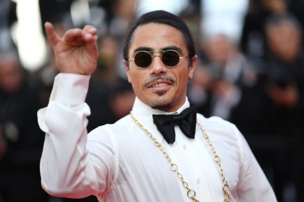 Salt Bae: Πόσταρε λογαριασμό πελάτη από εστιατόριό του και οι τιμές ζαλίζουν και εξοργίζουν